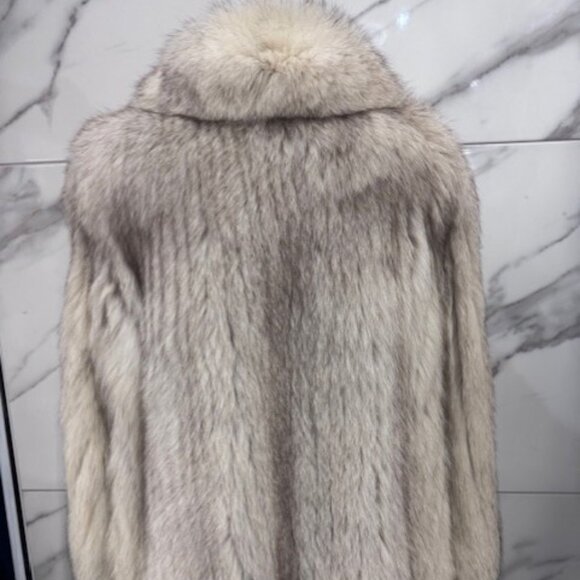 BLUE FOX FUR COAT-TIMELESS ELEGANCE - Picture 3 of 4